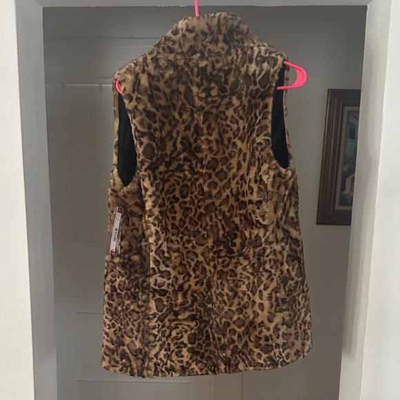 Alice + Olivia Leopard Print Faux Fur Vest - Picture 2 of 7